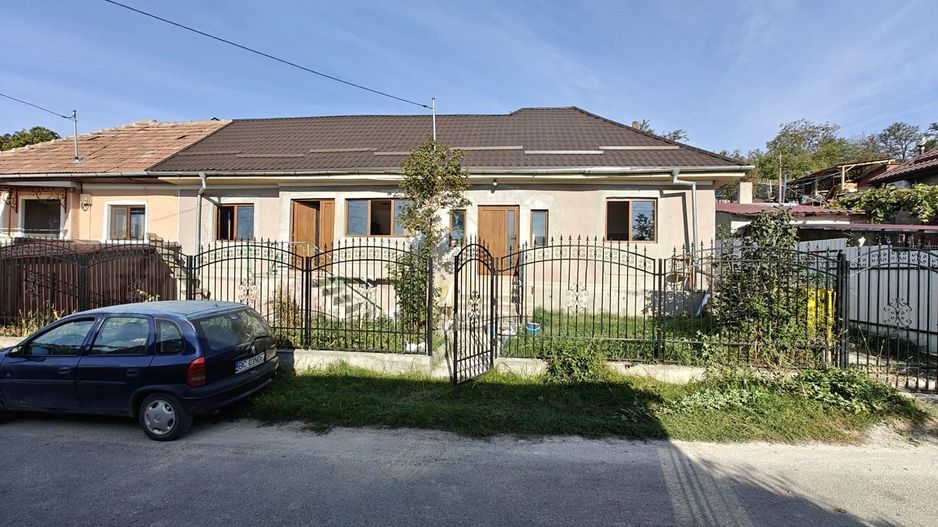 Casa si teren de vanzare Comanesti - Poză 1