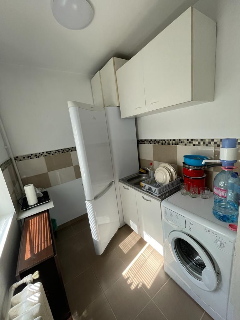 Închiriez garsonieră, Piața Victoriei, modernă, cu boiler - Poză 3