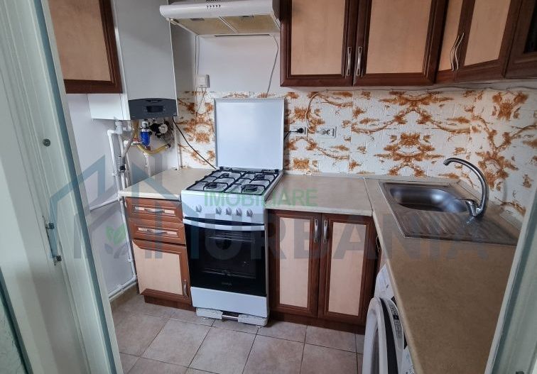 Apartament 3 camere, renovat complet, mobilat și utilat, lângă Colegiul Național „Mihail Sadoveanu” din Pașcani, cu pod pe toată suprafața - Poză 5