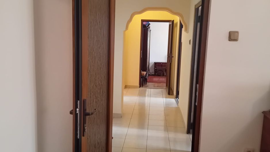 Apartament 3 camere dec,Micro 21,et 3,2 bai,2 balcoane - Poză 3