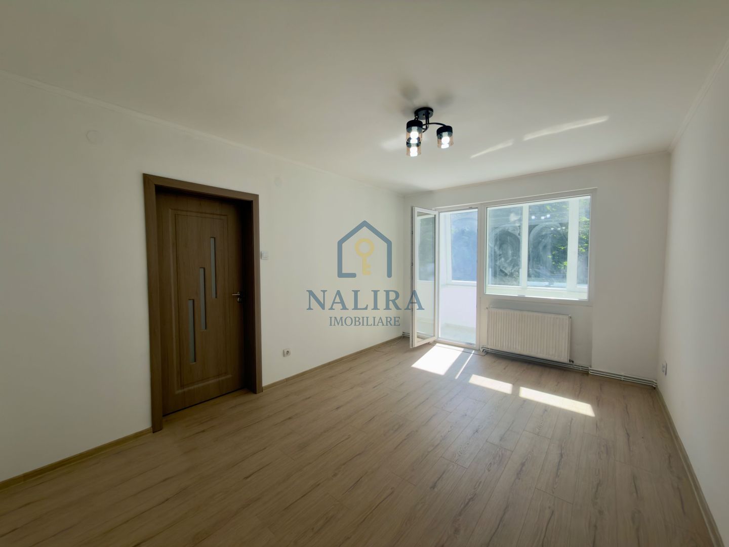 Apartament cu 3 camere et 1 + garaj - Poză 1