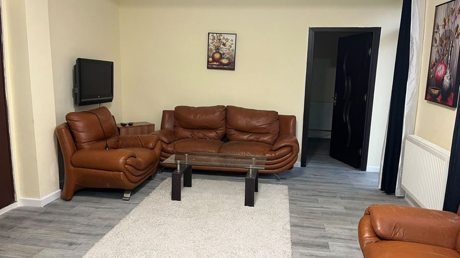 Apartament 2 camere, de inchiriat+ loc de parcare si terasa in curte - Poză 1