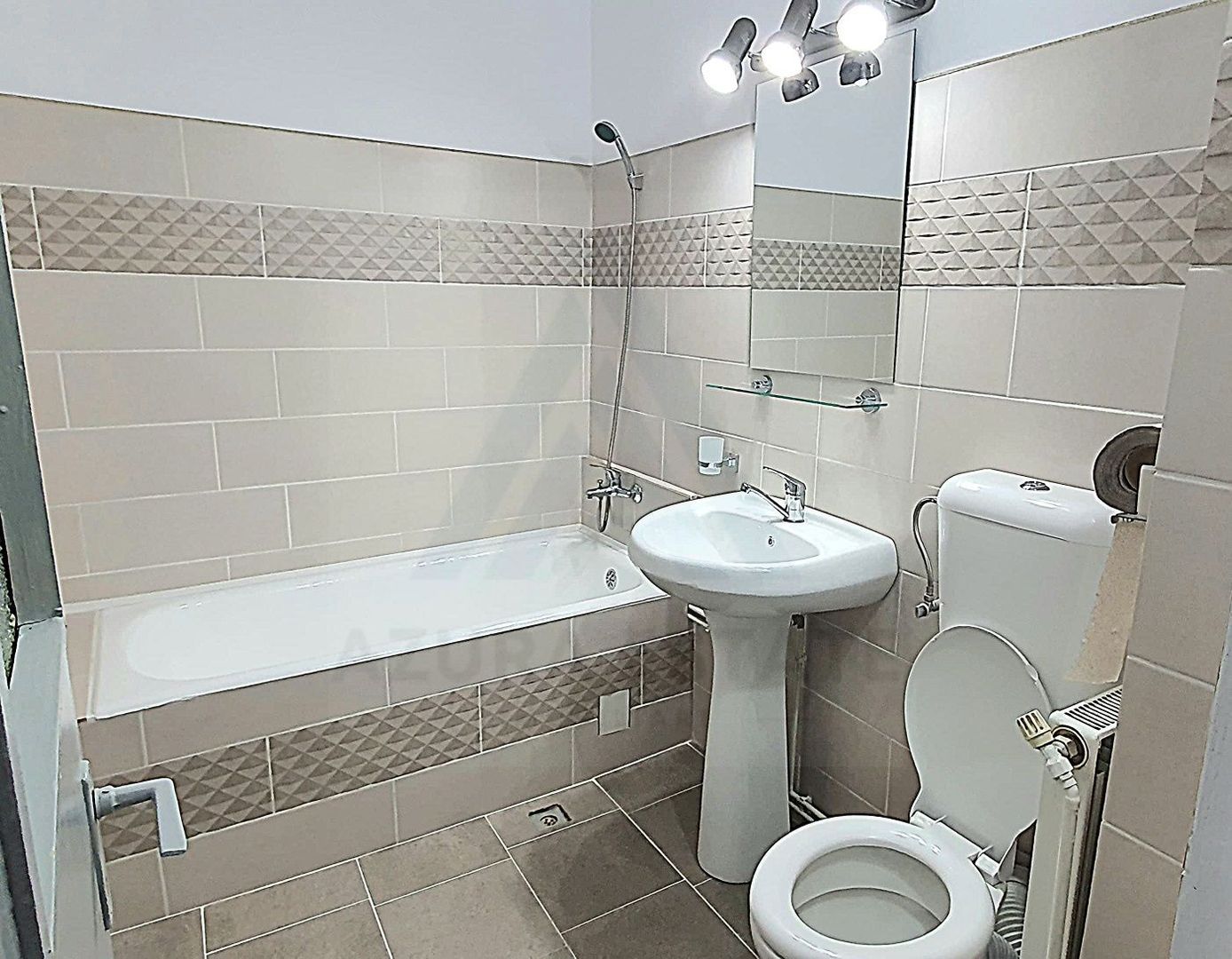 Apartament 2 camere etaj 1 balcon inchis pe Semaforului - Poză 3
