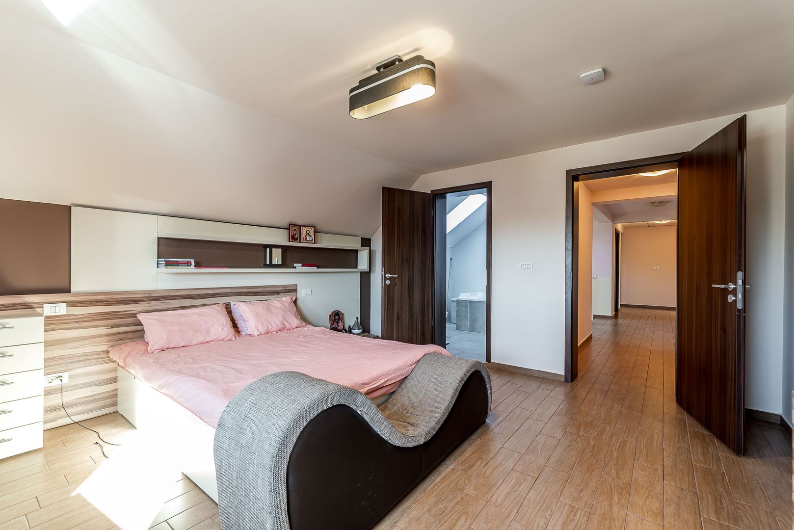 Casă cu5 camere, teren 720 mp, fotovoltaice 13 kW, Aradul Nou - Poză 10