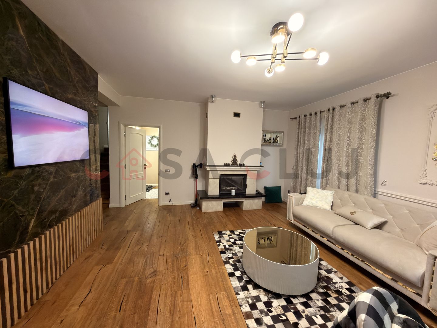 Apartament tip penthouse cu terasa si acces la curte - Poză 1