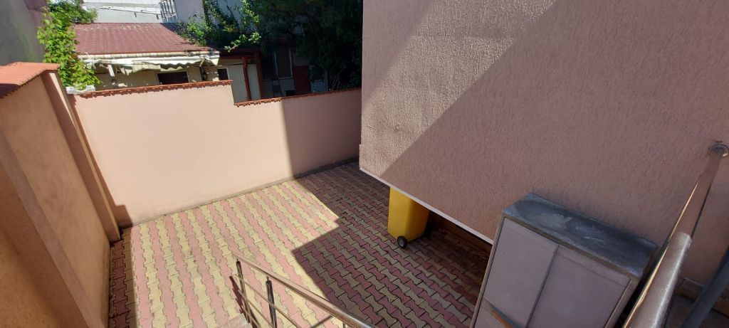 Apartament cu 3 camere pentru vanzare | curte 24 mp | Damaroaia - Poză 13