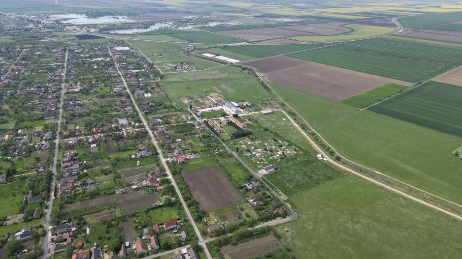 Teren Intravilan de 3,090 mp în Cuvin - Poză 4