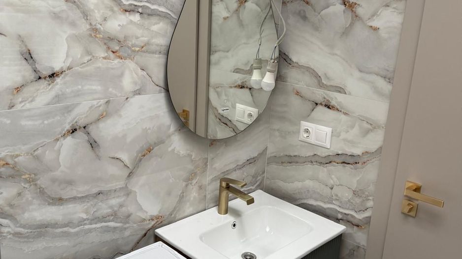 Apartament cu 3 camere,balcon, complet mobilat si utilat - Poză 9