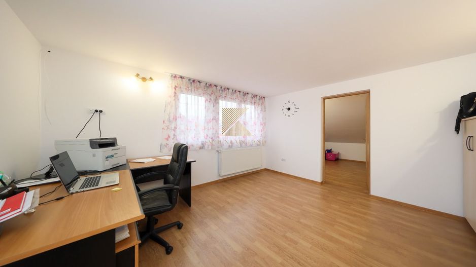 Proprietate mixtă cu spațiu comercial și locuință, Cristian - Poză 12