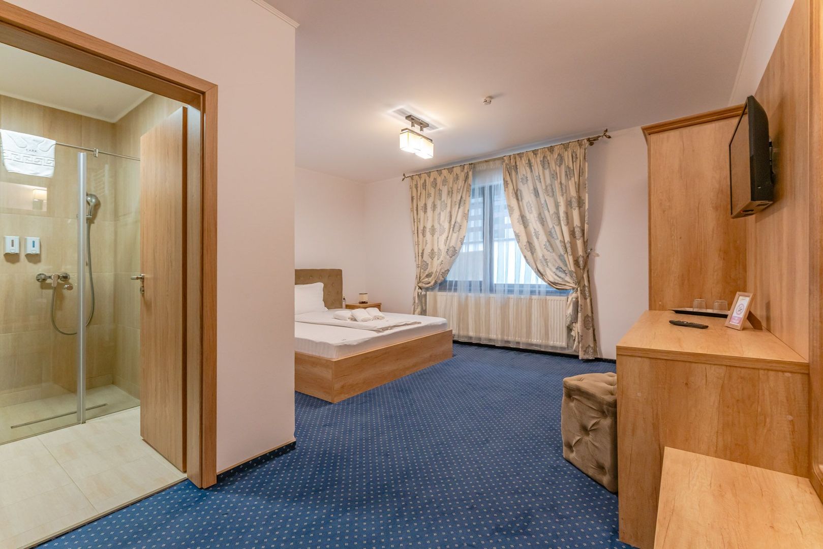 Pensiune Râșnov, 13 camere plus locuință proprietar, zonă Cetate - Poză 22