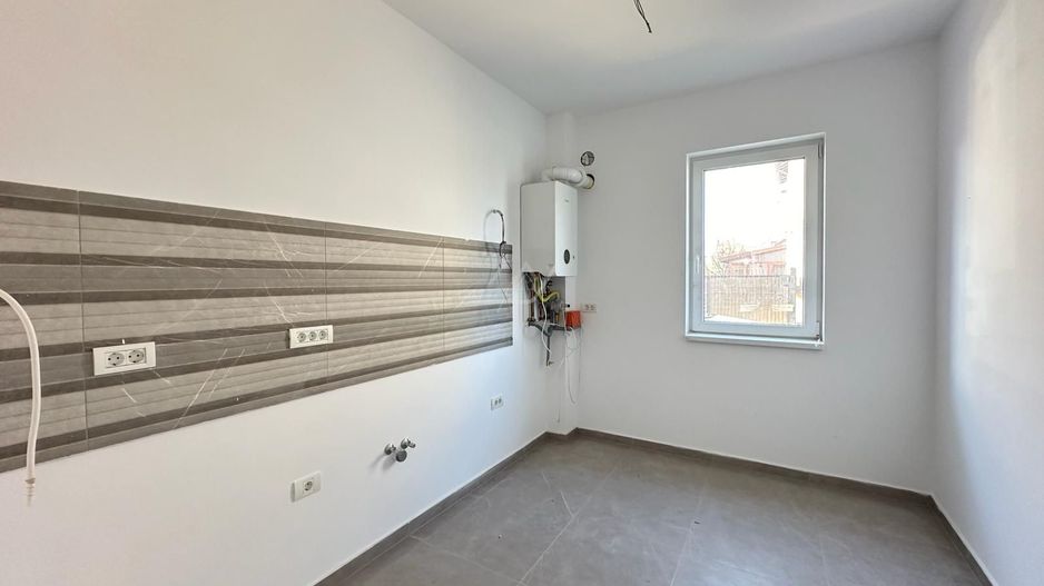 Decomandat. Etaj intermediar. Geam la baie. - Poză 3