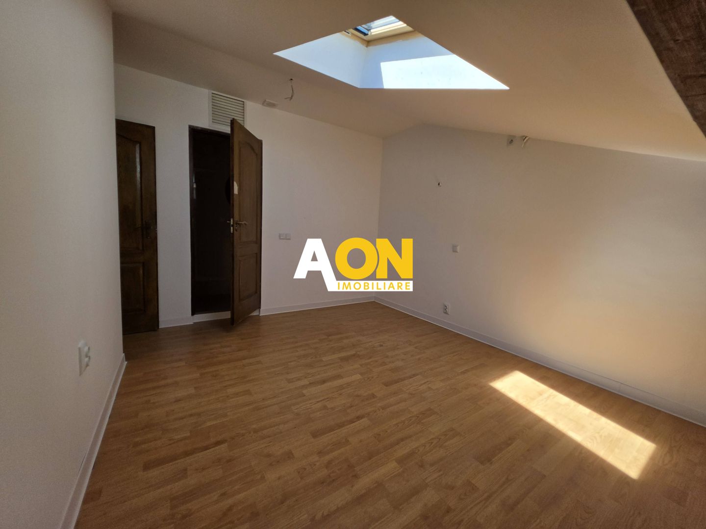Apartament 5 camere, renovat, 68 mp utili + mansarda 52 mp,  Cetate - Poză 17