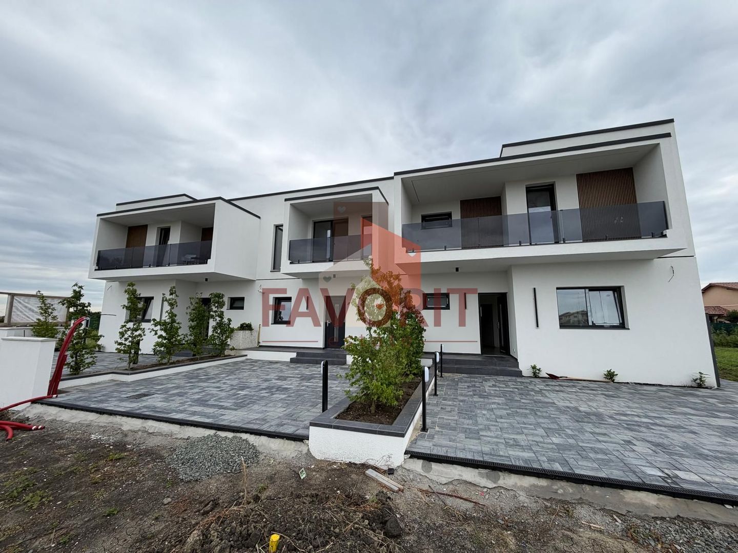 Triplex in Sacalaz | Finisaje premium | 4 camere | Asfalt | 2 balcoane - Poză 2