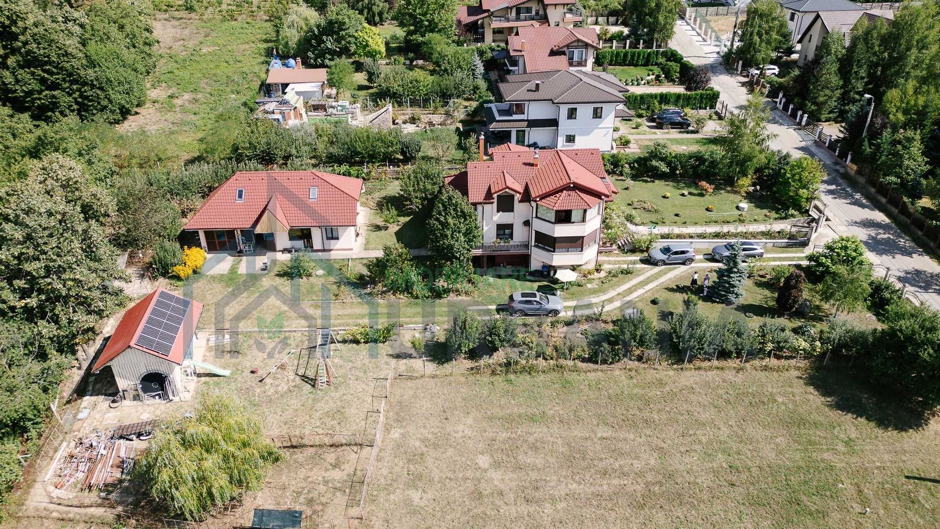 Proprietate generoasă în Bucium, Iași – casă de 300 mp cu teren și construcții secundare - Poză 1