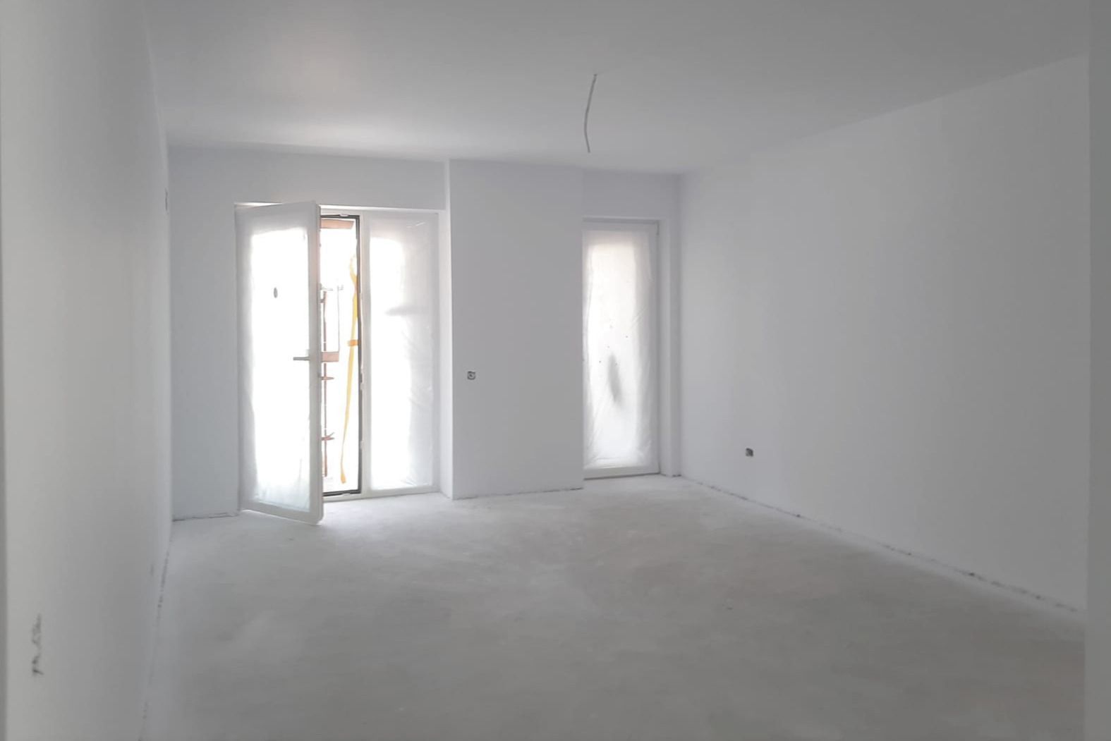 Apartament 3 camere 82 mp + 2 terase de 24 mp zona rezidentiala aerisita - Poză 1