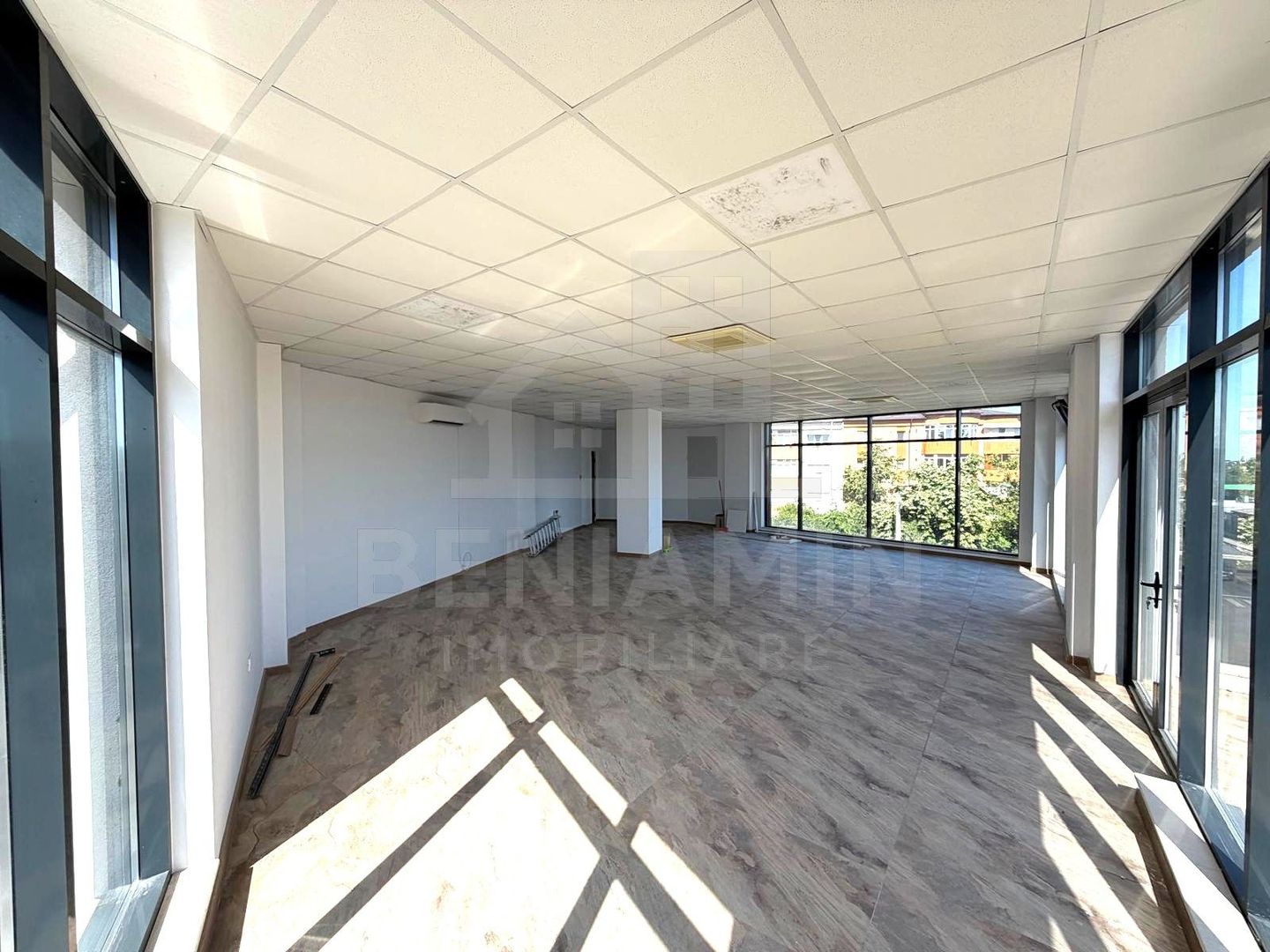 Spatiu comercial pe Bulevardul Decebal - Rovine - Helmat 100mp - Poză 2