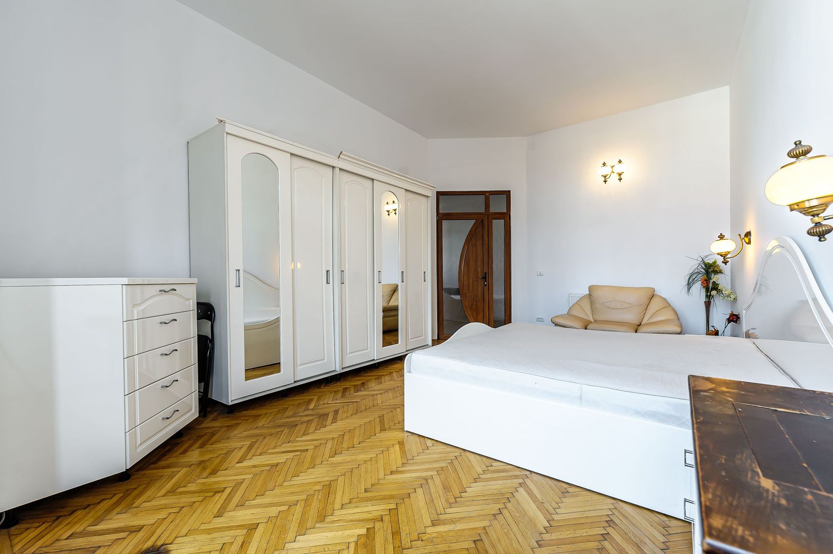 Apartament în Palatul Bohuș, lângă Teatrul de Stat. - Poză 4
