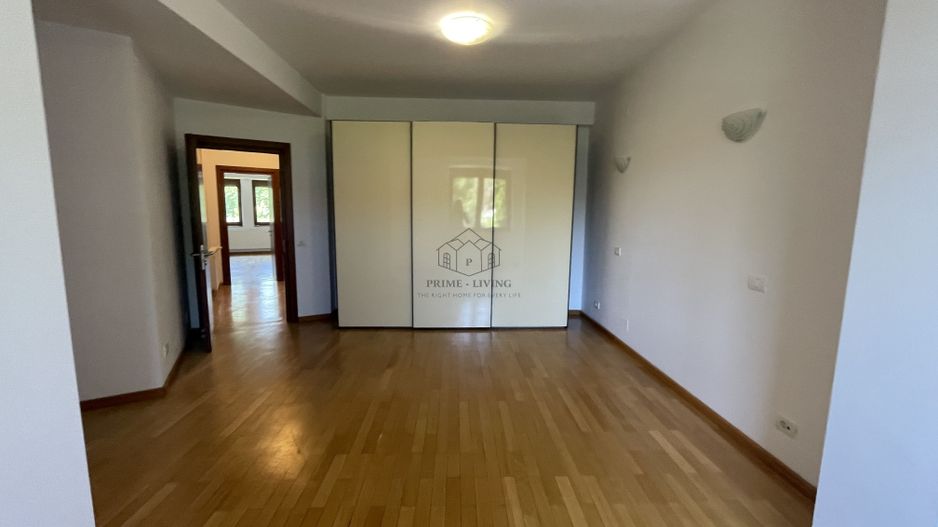 VILA CU 5 DORMITOARE IN COMPLEX REZIDENTIAL - Poză 12