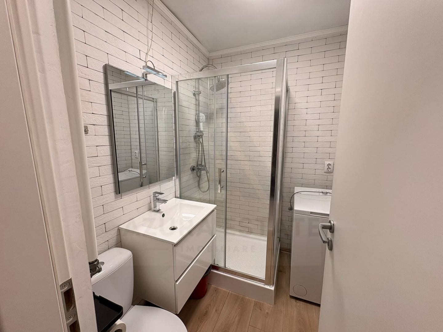 Studio renovat cu balcon inchis si bucatarie separata pe Siretului - Poză 8