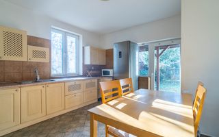 Apartament central, spațios, ideal pentru familie numeroasă. - Poză 4