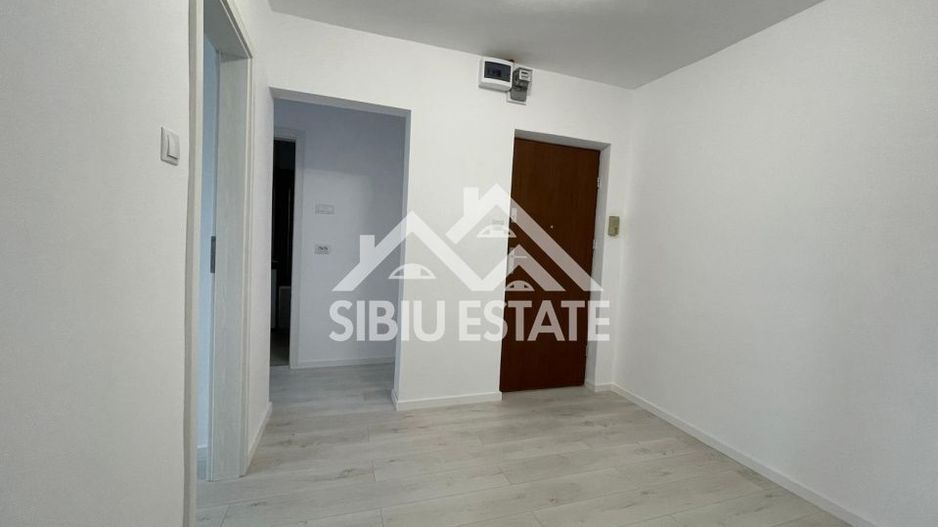 Apartament decomandat cu 2 camere, balcon, etaj 3, recent renovat, -Sibiu - Poză 3