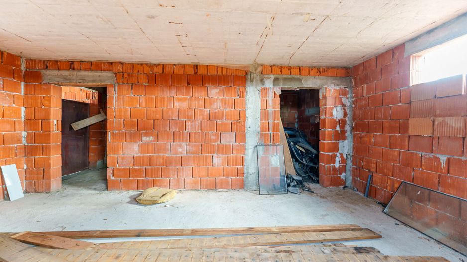 Casă la roșu cu teren Beliu - Poză 6