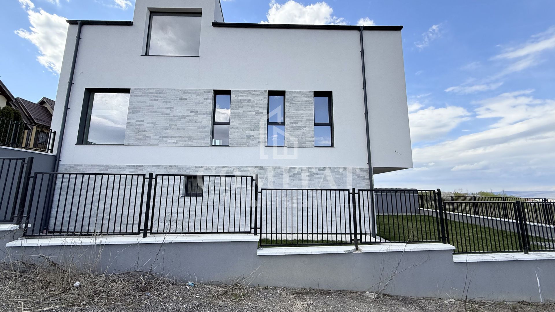 Casă individuală cu panoramă spre oraș zona de case și vile - Poză 4