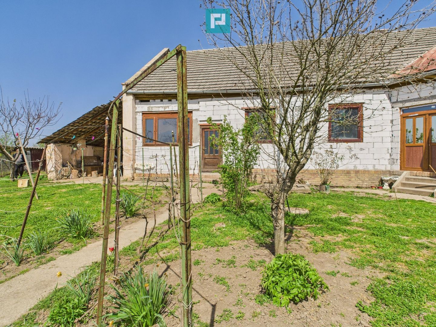 Casă cu Grădină Mare la 30 km de Timișoara - Poză 1