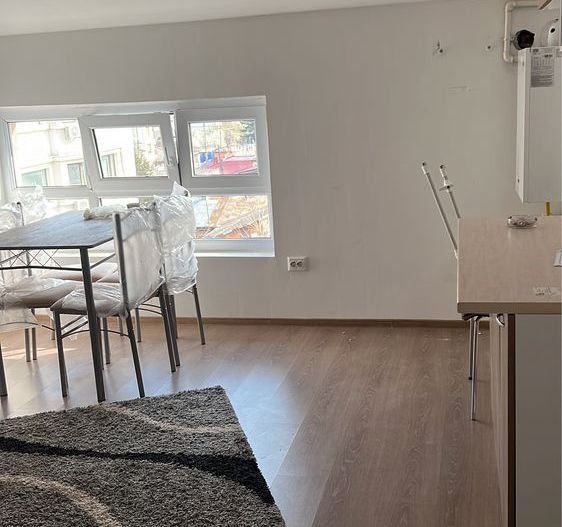 Casa la curte 3 camere baie bucatarie - Poză 1