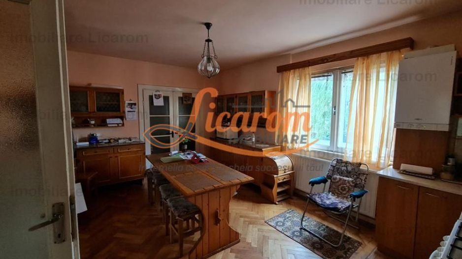 Proprietate individuala-3 apartamente,spatiu comercial,garaje,gradina,curte - Poză 1