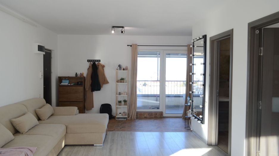 Apartament cu 3 camere, 2 bai, 2 terase, 2 garaje, in cartier Europa - Poză 2