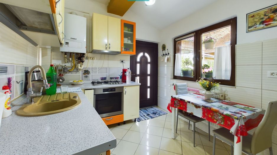 Apartament la curte comuna, Boul Roșu. - Poză 3