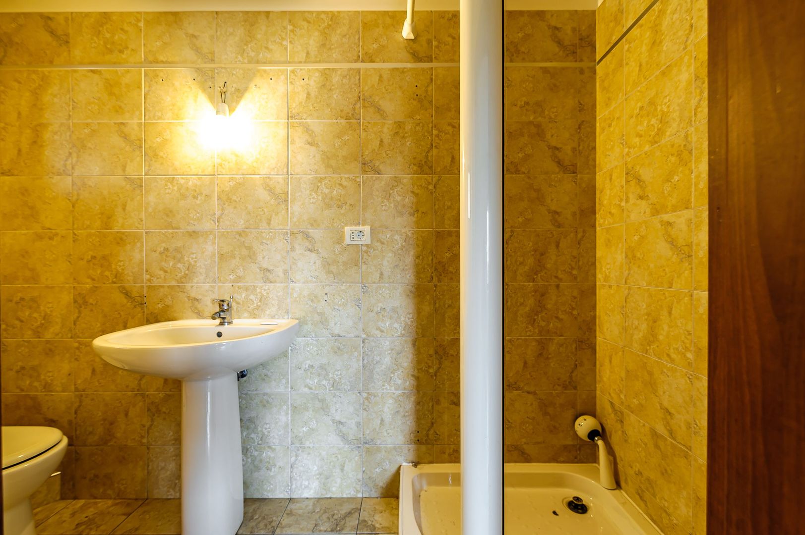 Imobil spațiu comercial și 11 apartamente - Poză 14