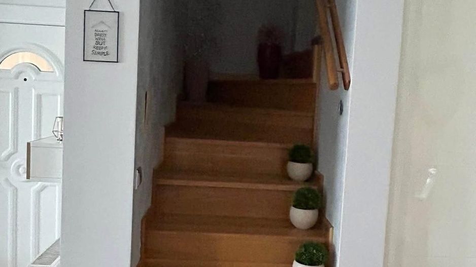 Vând apartament deosebit, situat într-o zonă semicentrală, liniștită și foarte plăcută, ideal pentru cei care își doresc confort și intimitate. - Poză 8