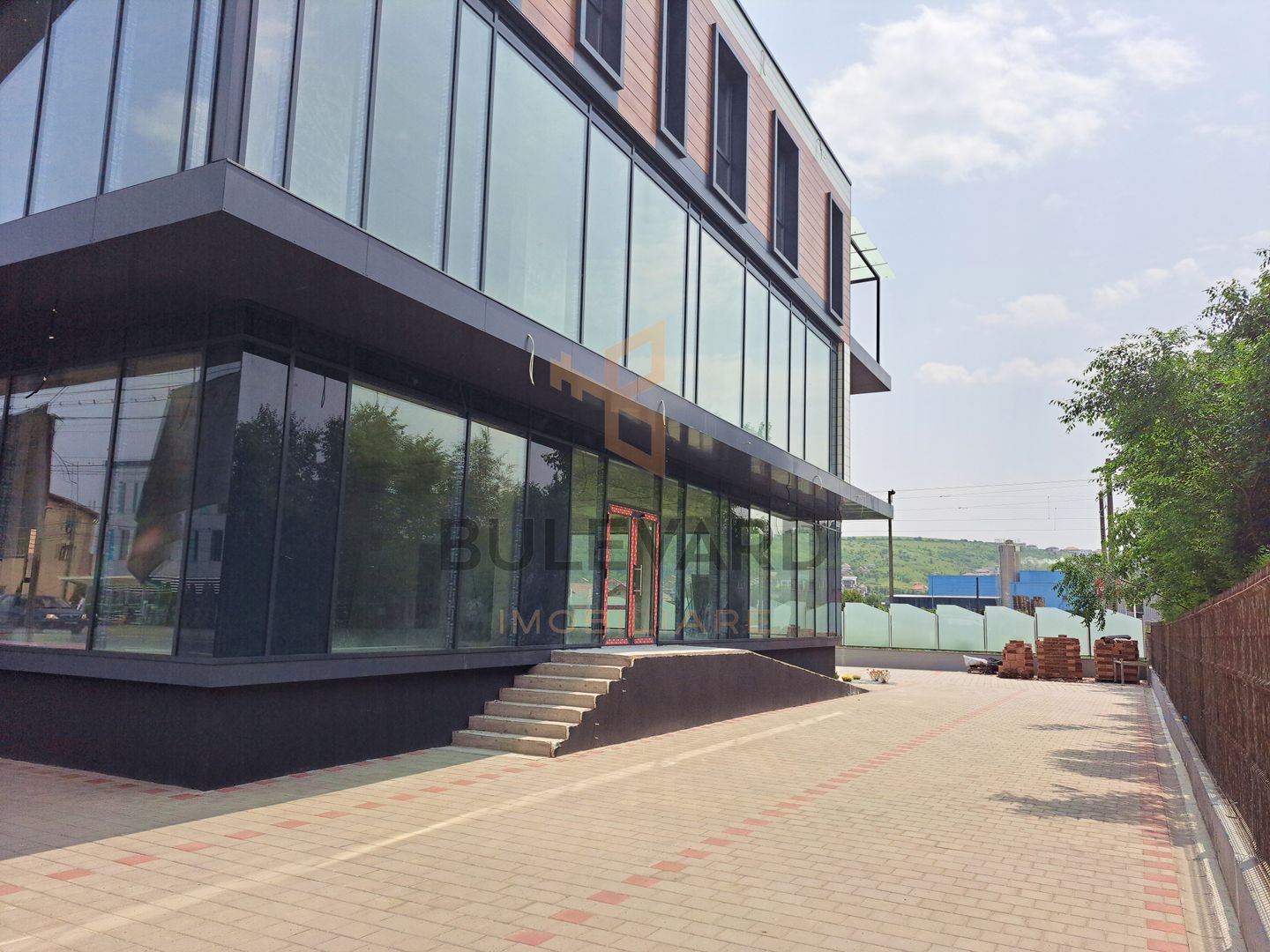 Cladire comerciala situata la drum intens circulat, 1365 mp utili + 20 parcari - Poză 2