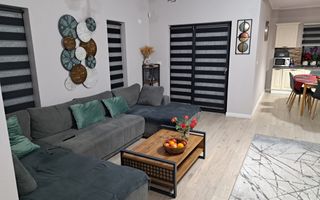 Duplex cu 5 camere despartit prin garaj in Dumbravita - Poză 1