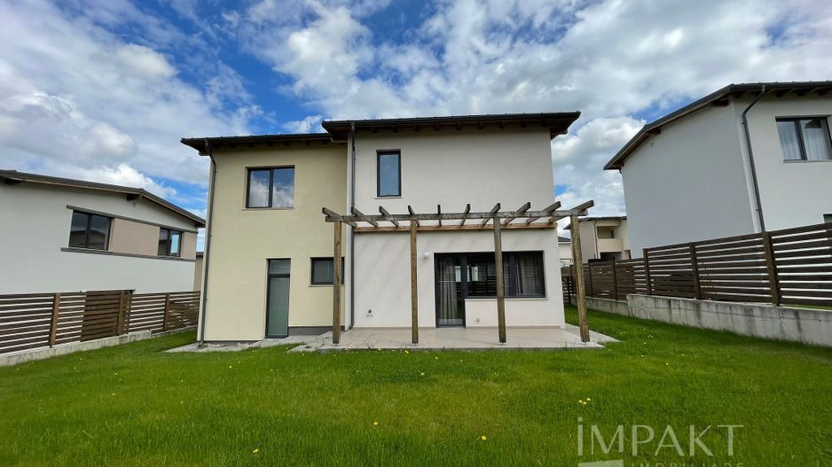 Casă / Vilă cu 4 camere de închiriat - Dezmir - Poză 1