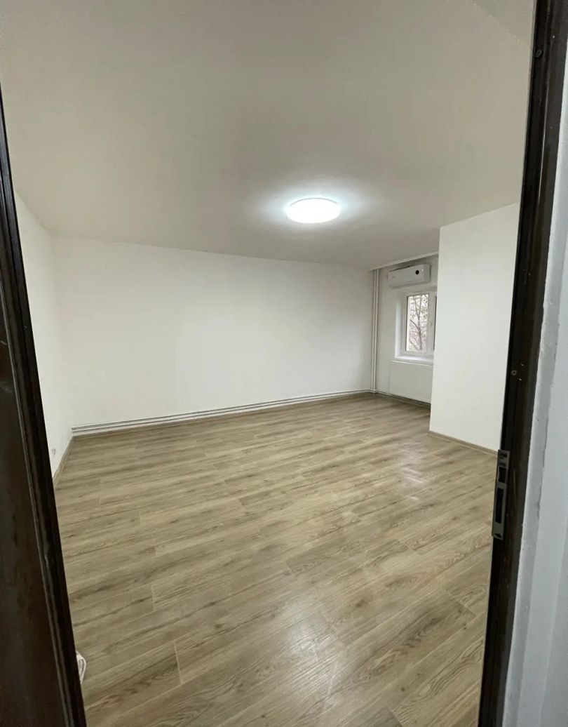 Apartament 3 camere de vanzare Lujerului-Orsova - Poză 1