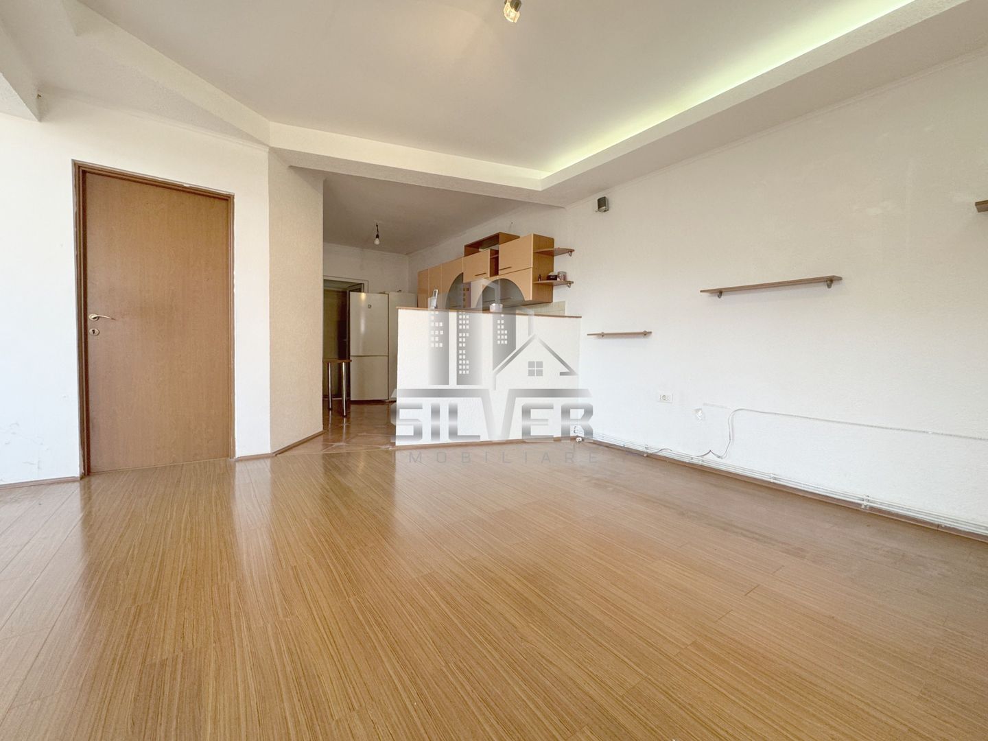 Casa cu curte comuna la 5 minute de Vivo! - Poză 3