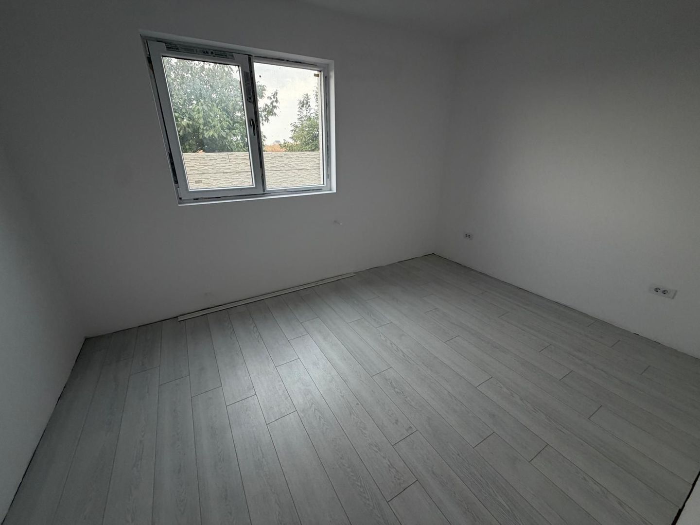 AP. 2 CAMERE- CURTE 40 MP, CENTRALA PROPRIE, PARCARE , COMISION 0% - Poză 3