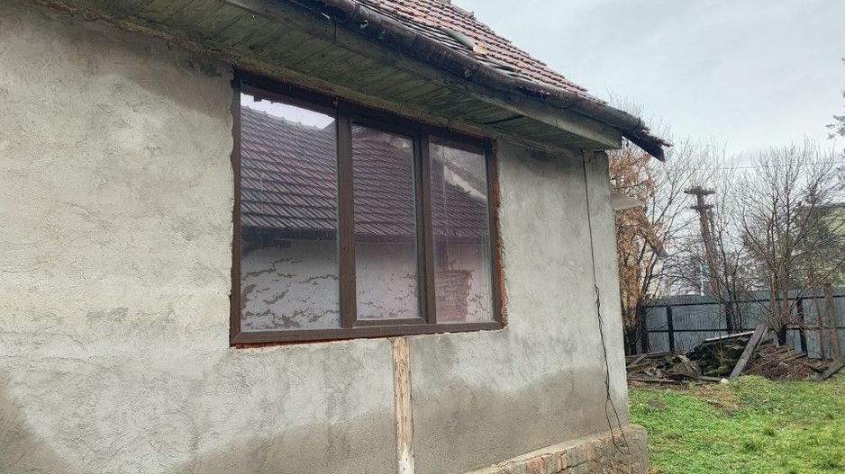  Casa cu teren generos de 1084 mp in centrul comunei Pischia, strada principala - Poză 3