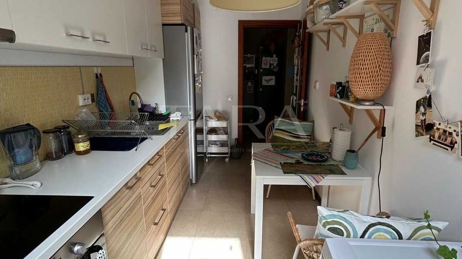 Apartament cu 2 camere, demisol înalt, cu balcon și parcare. - Poză 1