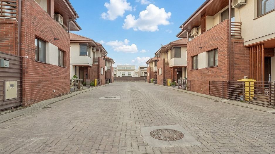 Casă ideală pentru familie–4 camere, curte amenajată, complex privat-securizat - Poză 2