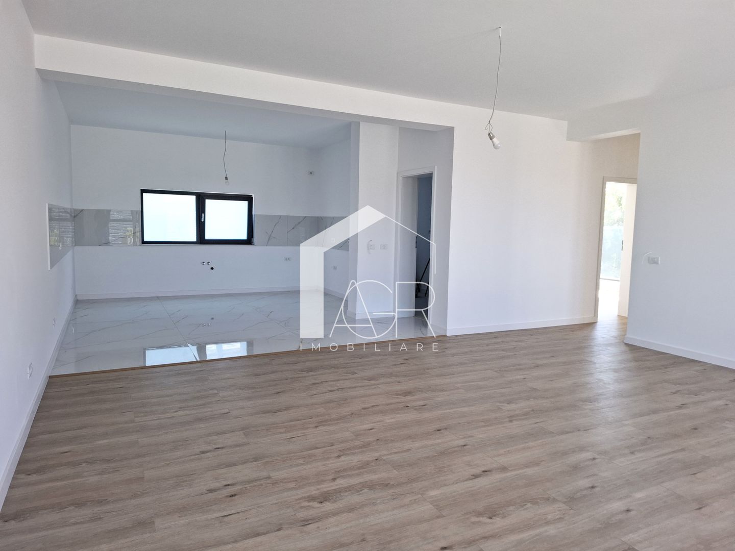 Casa cu 4 camere de vanzare, Bucov, Mica Roma - Poză 4
