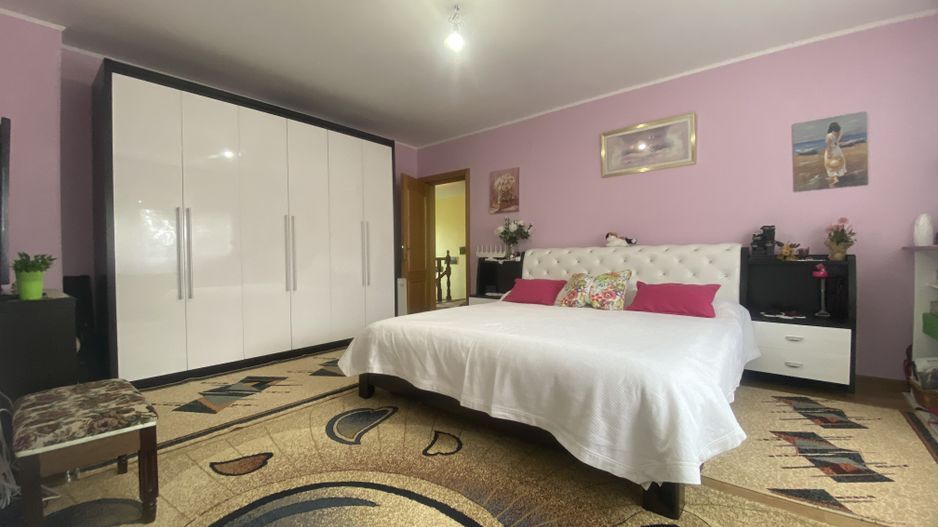 Oaza de liniste si verdeata! Vanzare casa cu 5 camere in Pucioasa - Poză 8
