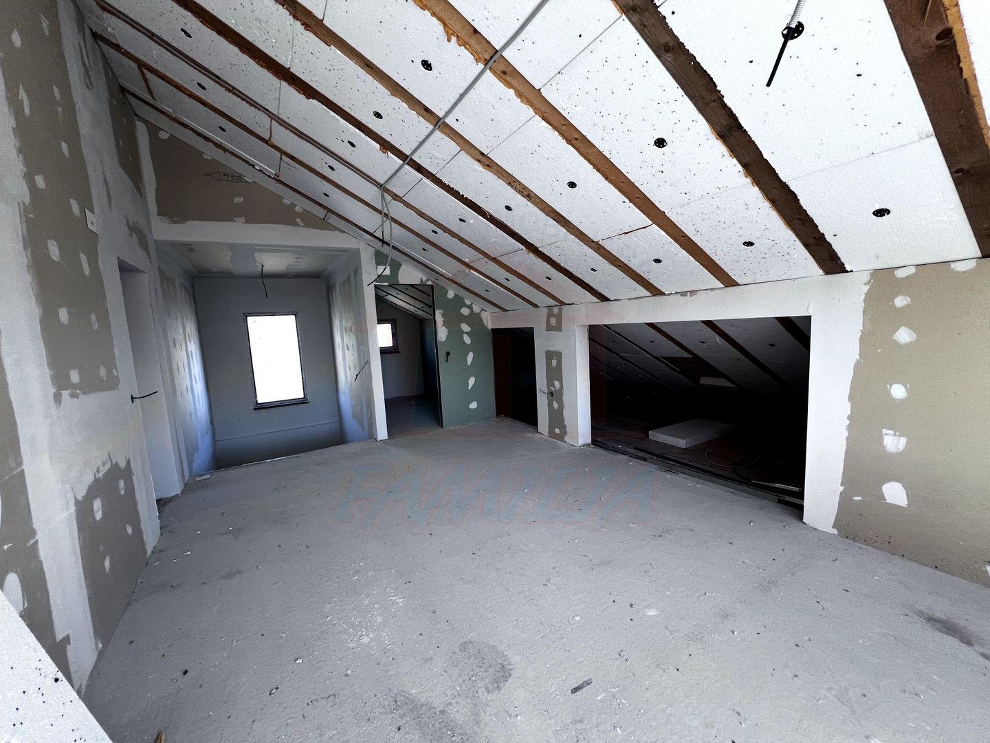 Vanzare casa P+M in Sendreni( in spatele Primariei), pret 99 000 euro - Poză 12