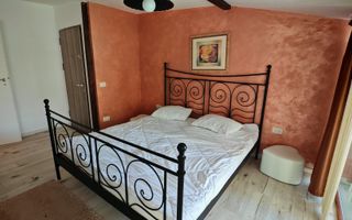 Vila cu 10 camere,pretabil compartimentare in 2 unitati separat,ASTRA. - Poză 1