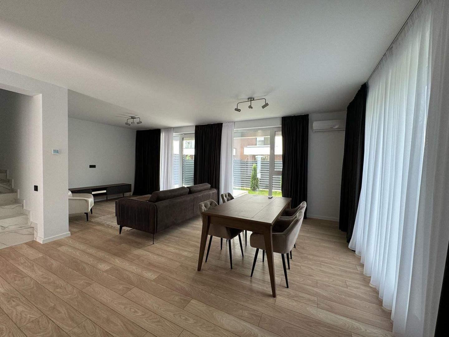 Vila Rond OMV | De închiriat | 4 dormitoare - Poză 1