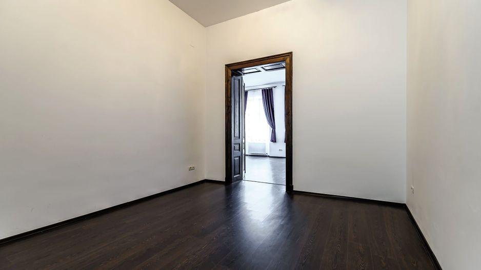 De închiriat: Spațiu ultracentral, renovat - Poză 4