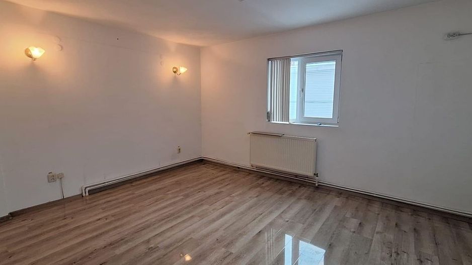 Închiriez vilă, 9 camere,Mihai Bravu, pretabil birouri/firme,nemobilat - Poză 2